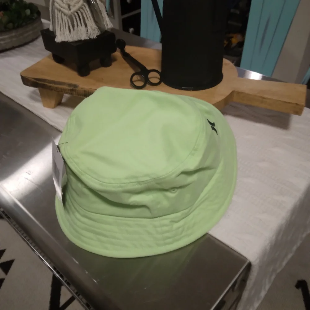 Women's Hurley Bucket Hat NWT!!!!!!!!!!!!!! Retails $28